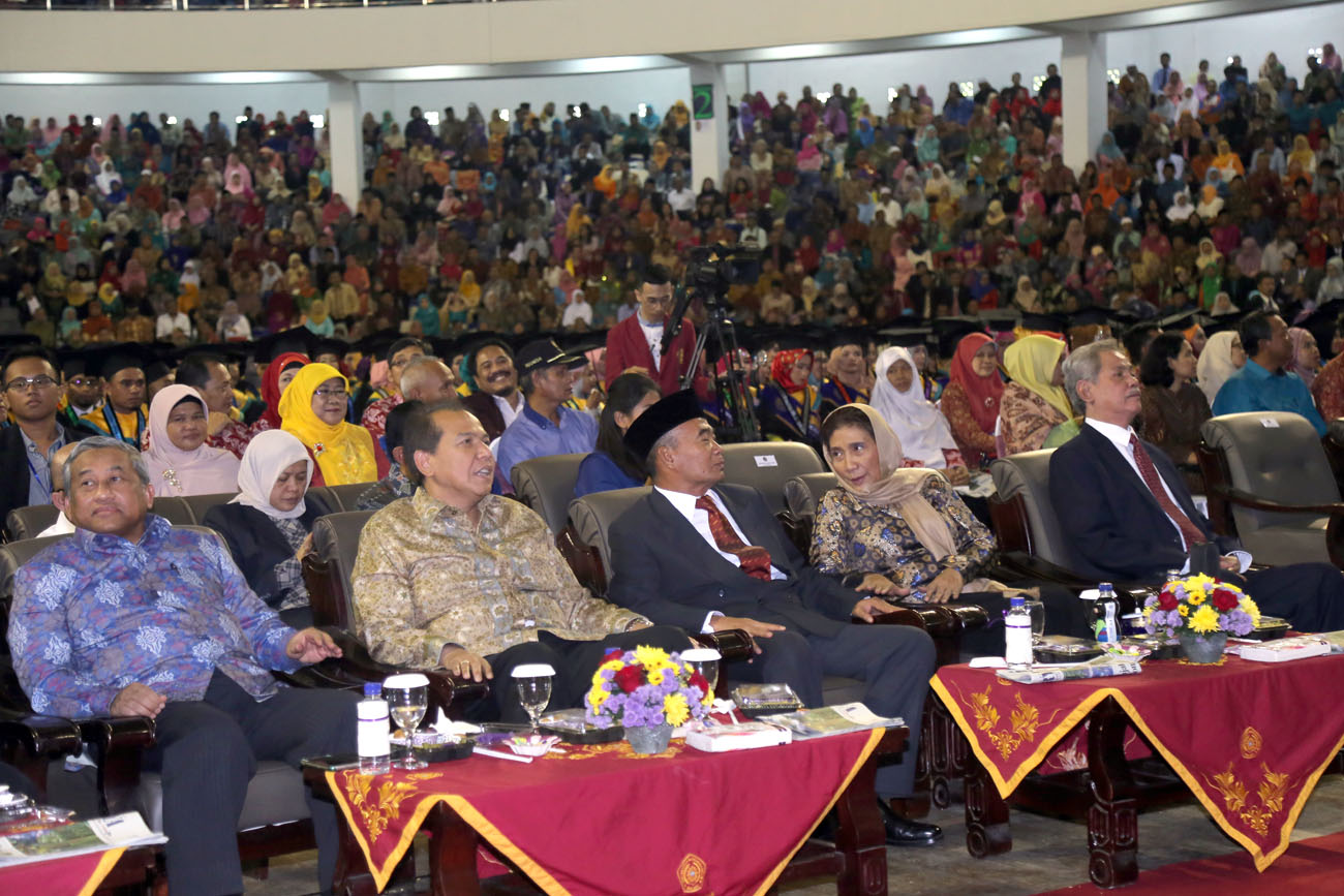 Foto dari kiri ke kanan: Mantan Menteri Pendidikan Nasional Indonesia, Mohammad. Nuh; Pendiri dan